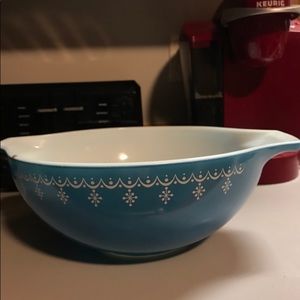 Vintage Snowflake Pyrex 4qt.